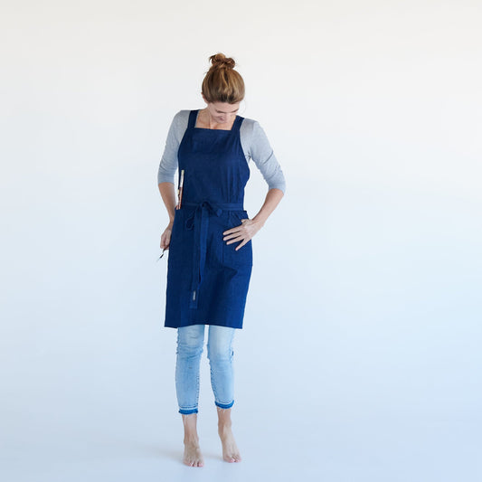Apron Dynamic with cross back straps and two generous front pockets, made from Organic cotton