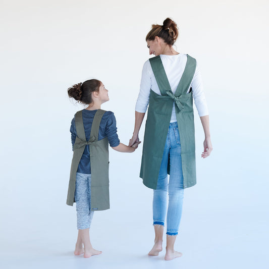 Apron Little Helper, Fashionable Girls apron made in Organic Cotton